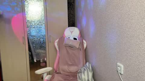 Snapshot of katrin_kristal chatting on 04/25/26, 04:26 naked in pvt show 100 tk online show from 04/25/26, 04:26