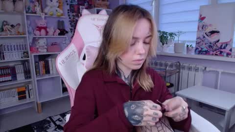 Snapshot of katrinwaifu chatting on 10/16/25, 01:45 Katrin online show from 10/16/25, 01:45