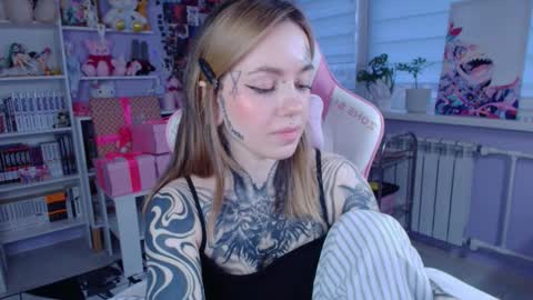 Snapshot of katrinwaifu chatting on 10/29/25, 01:57 Katrin online show from 10/29/25, 01:57