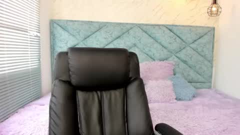 katty_love01 online show from 10/16/25, 07:04
