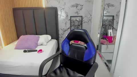 Snapshot of katy_brownn_ chatting on 02/18/26, 12:45 KATY online show from 02/18/26, 12:45