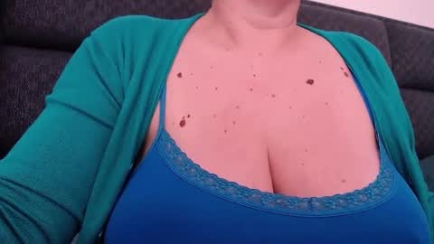 Snapshot of katynextdoor chatting on 01/14/25, 09:45 Katy online show from 01/14/25, 09:45