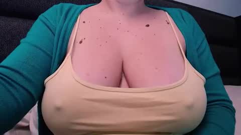 Snapshot of katynextdoor chatting on 01/16/25, 06:14 Katy online show from 01/16/25, 06:14