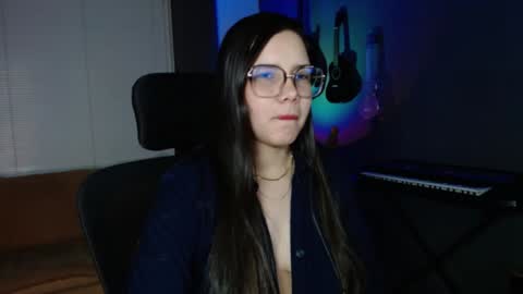 Snapshot of kay_avrill chatting on 12/11/24, 02:41 Kay online show from 12/11/24, 02:41