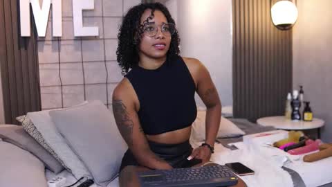 kelly__thomson online show from 04/01/26, 01:34