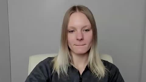 Snapshot of kelly_lly chatting on 10/08/25, 12:14 Kelly online show from 10/08/25, 12:14