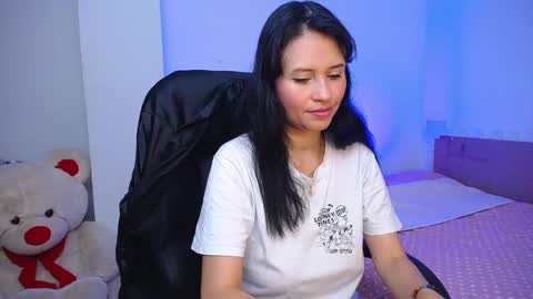 Snapshot of kelly_richardson1 chatting on 02/13/25, 10:43 elena online show from 02/13/25, 10:43