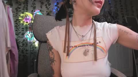 Snapshot of kellyasian chatting on 01/23/25, 06:17 Leia online show from 01/23/25, 06:17