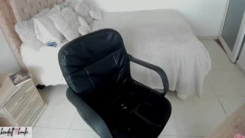 Snapshot of kendall_houle_ chatting on 02/06/25, 06:02 KendallHoule online show from 02/06/25, 06:02