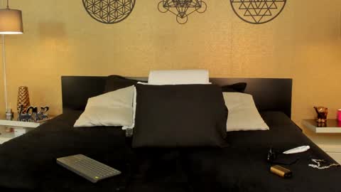 Snapshot of kendraleroy chatting on 12/21/24, 01:36 KENDRA online show from 12/21/24, 01:36