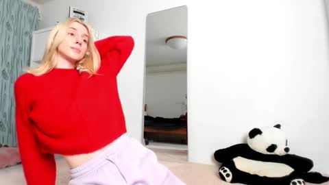 Snapshot of kenziedawton chatting on 12/13/24, 04:54 Kenzie online show from 12/13/24, 04:54