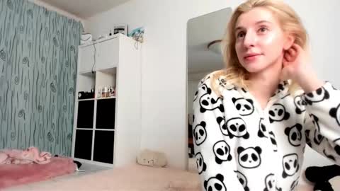 Snapshot of kenziedawton chatting on 01/11/25, 05:20 Kenzie online show from 01/11/25, 05:20