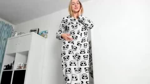 Kenzie online show from 10/25/25, 03:47