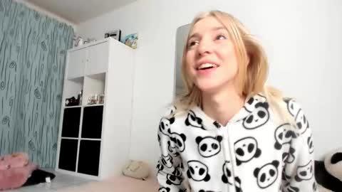 Kenzie online show from 10/27/25, 04:27