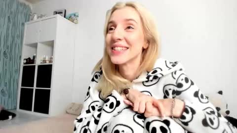 Kenzie online show from 11/06/25, 04:46