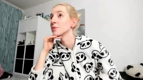 Kenzie online show from 11/09/25, 04:22