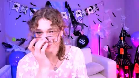 Snapshot of kevi_sunn chatting on 10/22/25, 07:57 kevi here online show from 10/22/25, 07:57
