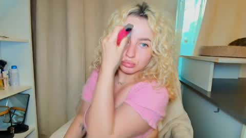 Snapshot of khaleesi_sy chatting on 05/18/26, 03:29 Khaleesi online show from 05/18/26, 03:29