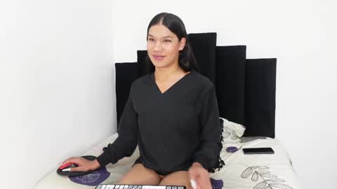 Snapshot of khloe_kaczka_ chatting on 02/25/25, 08:09 Khloe online show from 02/25/25, 08:09