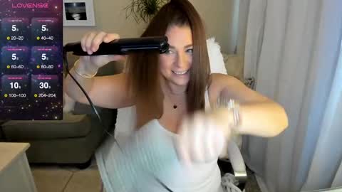 Snapshot of kierareines chatting on 12/23/24, 06:05 Kiera Reines online show from 12/23/24, 06:05