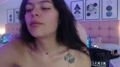 Snapshot of kiki_cams chatting on 12/18/25, 08:59 kIKI online show from 12/18/25, 08:59