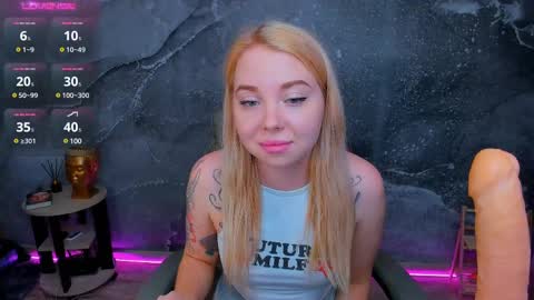 Snapshot of kim_girl_next_door chatting on 02/25/25, 08:36 KIM online show from 02/25/25, 08:36