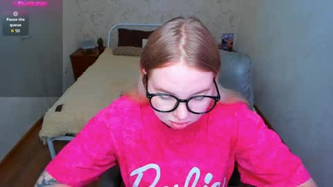 Snapshot of kim_girl_next_door chatting on 04/05/26, 12:46 KIM online show from 04/05/26, 12:46