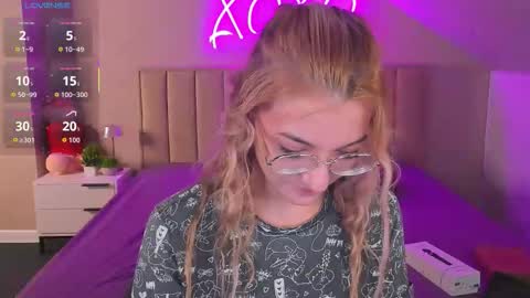 kimberlly_smith online show from 11/30/25, 01:20