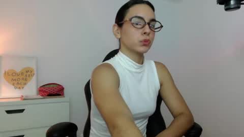 Snapshot of kimcandy_ chatting on 05/15/26, 11:01 CAMI online show from 05/15/26, 11:01