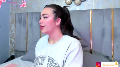 Snapshot of kimdevinne chatting on 10/17/25, 02:37  KIM  online show from 10/17/25, 02:37