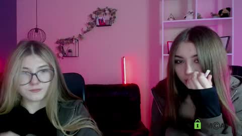 kimi_glow online show from 05/02/26, 09:31