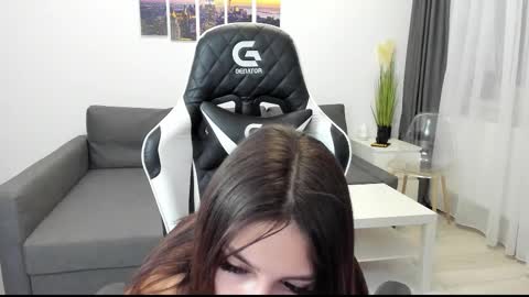 Snapshot of kimi_ivy chatting on 10/19/25, 04:24 kimi_ivy online show from 10/19/25, 04:24