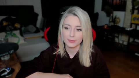 Wolfs Girl online show from 10/15/25, 04:07