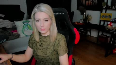 Wolfs Girl online show from 10/18/25, 01:56