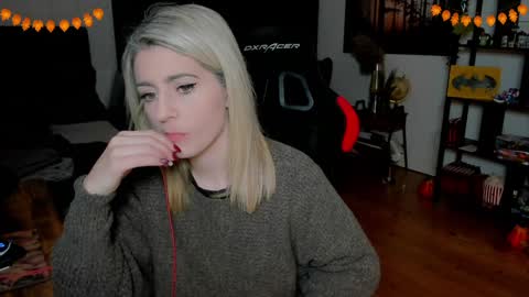 Wolfs Girl online show from 11/25/25, 06:41