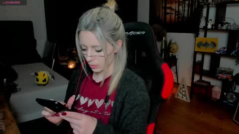 Wolfs Girl online show from 11/30/25, 08:24