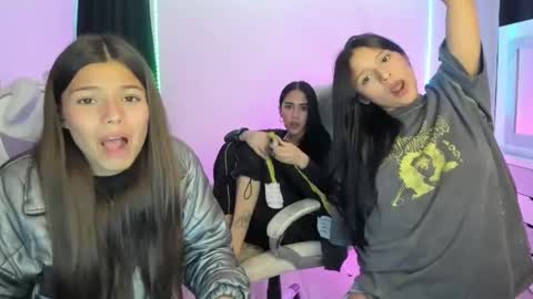 Snapshot of kimmi_foxy chatting on 12/17/24, 10:54 kimmi online show from 12/17/24, 10:54