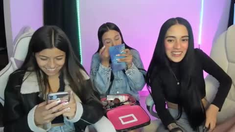 Snapshot of kimmi_foxy chatting on 12/20/24, 12:30 kimmi online show from 12/20/24, 12:30