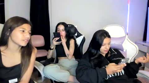 Snapshot of kimmi_foxy chatting on 02/17/25, 11:20 kimmi online show from 02/17/25, 11:20