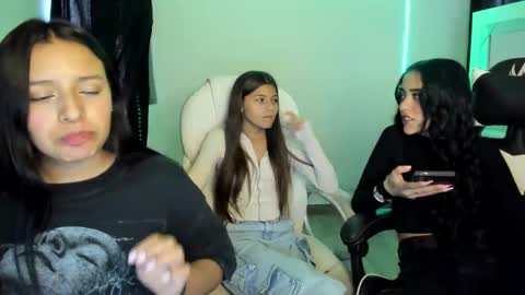 Snapshot of kimmi_foxy chatting on 02/19/25, 10:42 kimmi online show from 02/19/25, 10:42