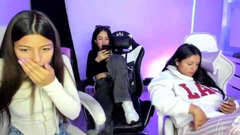 Snapshot of kimmi_foxy chatting on 03/12/25, 11:33 kimmi online show from 03/12/25, 11:33