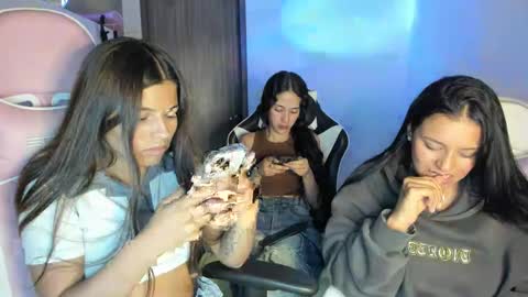 Snapshot of kimmi_foxy chatting on 09/30/25, 11:10 kimmi online show from 09/30/25, 11:10