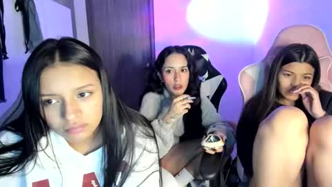 Snapshot of kimmi_foxy chatting on 11/20/25, 11:15 kimmi online show from 11/20/25, 11:15