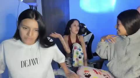 Snapshot of kimmi_foxy chatting on 12/04/25, 11:13 kimmi online show from 12/04/25, 11:13