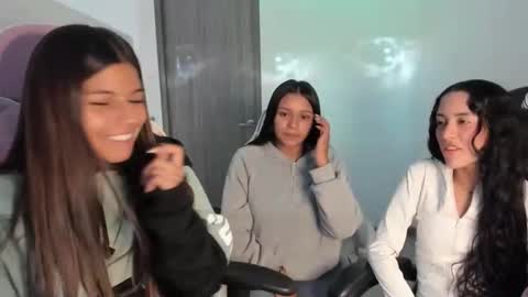 Snapshot of kimmi_foxy chatting on 12/19/25, 09:33 kimmi online show from 12/19/25, 09:33