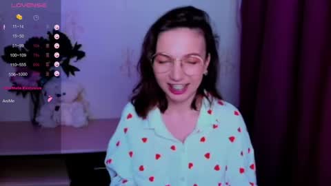 Snapshot of kindhazelhere_ chatting on 06/19/26, 05:34 Hazel online show from 06/19/26, 05:34