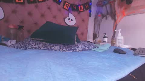 Bella online show from 10/28/25, 03:10