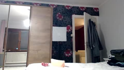 Snapshot of kingandprincess chatting on 11/21/25, 04:49 sexysexyhotwetpinkredpussy online show from 11/21/25, 04:49