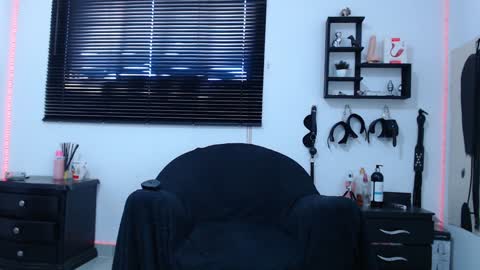 Snapshot of kinkyallisonsub chatting on 01/27/25, 05:37 Allison Diego online show from 01/27/25, 05:37