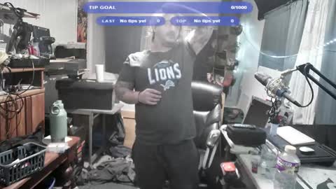 Snapshot of kinkybiguy14 chatting on 10/27/25, 07:45 Kinky Cassie online show from 10/27/25, 07:45